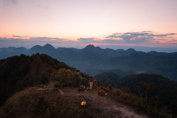 如何评价洪一诺的《寂寞先生》？